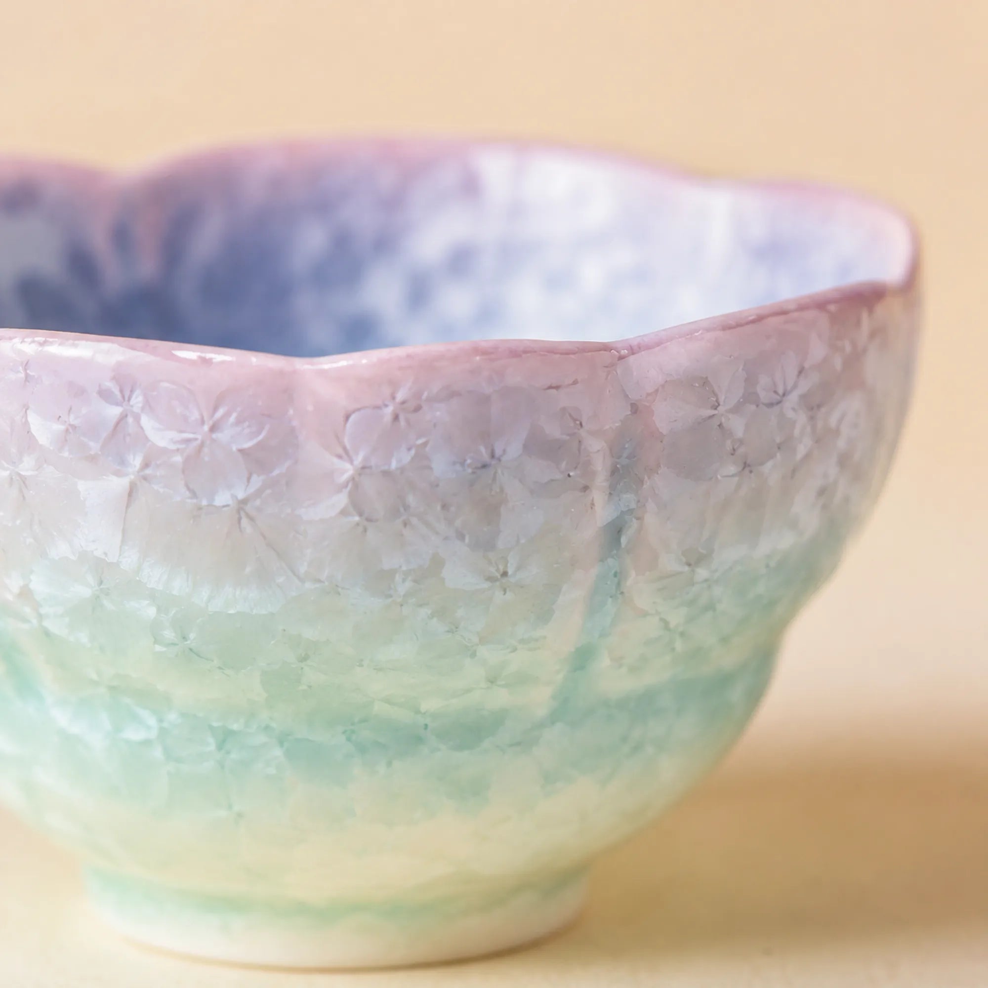 Close-up flower rim texture of pearl mist ceramic rice bowl